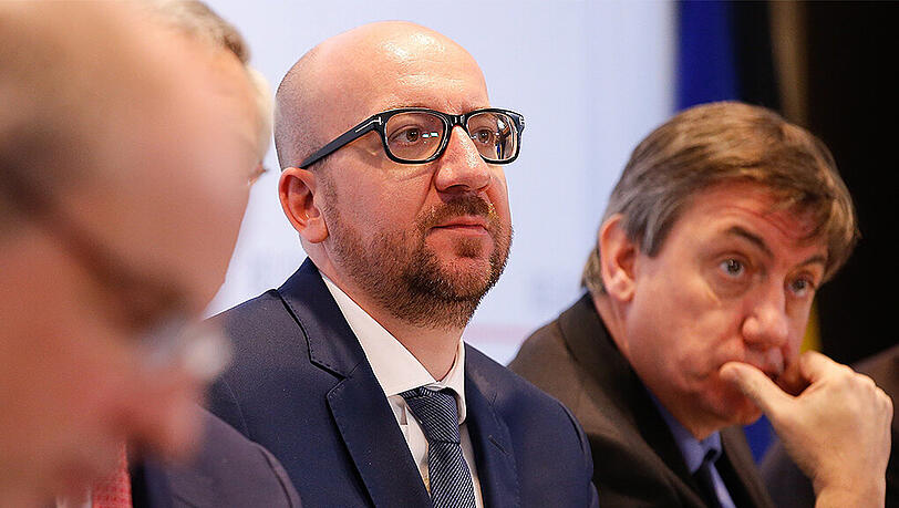 Belgiens Regierung (hier Premierminister Charles Michel (Mitte) und Belgiens Innenminister Jan Jambon (r.)) plant deutlich striktere Sicherheitsmaßnahmen. Belgiens Regierung (hier Premierminister Charles Michel (Mitte) und Belgiens Innenminister Jan Jambon (r.)) plant deutlich striktere Sicherheitsmaßnahmen.