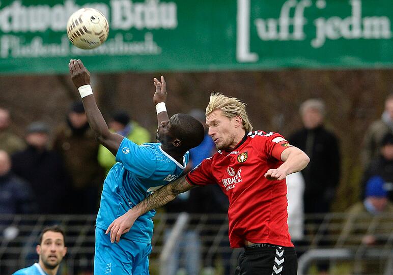 Die SG Sonnenhof Großaspach wird von großen Klubs gerne zitiert wenn es gilt, einen Ausdruck für die eine kleine Fußball-Provinz zu finden. Dabei sind Kai Gehring (r.) und Großaspach punktgleich mit den Kickers Fünfter in der Dritten Liga - der Relegationsplatz ist bei ebenfalls vier Punkten Rückstand noch in Sichtweite.
