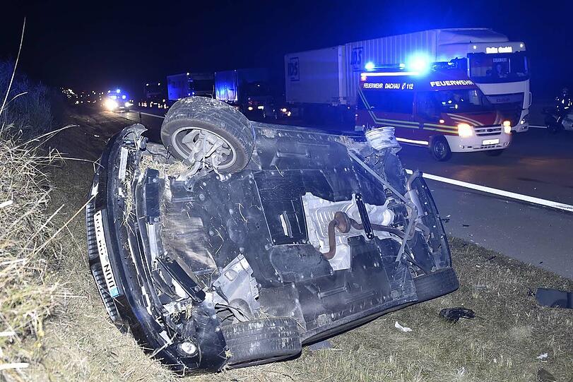 Der Gefahrguttransporter schob erste den Pannen-BMW auf die Böschung und prallte dann gegen die Mittelleitplanke.