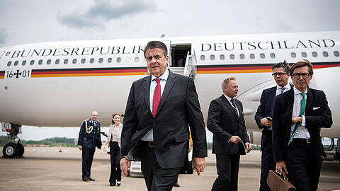 Außenminister Sigmar Gabriel (SPD) kommt zusammen mit dem deutschen Botschafter in den USA, Peter Wittig (rechts) auf dem Flughafen in Pittsburgh/USA an. Gabriel ist zu einem zweitägigen Besuch in den Vereinigten Staaten von Amerika und besucht anschließend Mexiko.