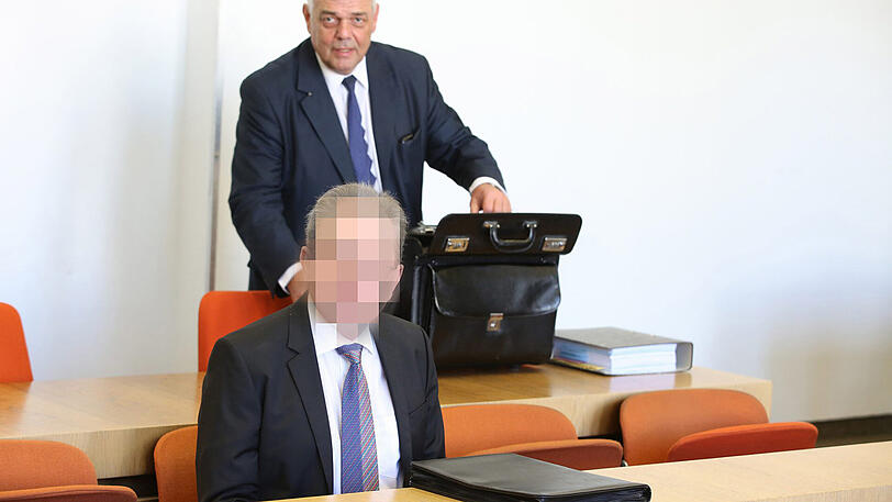 Millionenbetrüger Klaus W. mit Anwalt Jochen Uher.