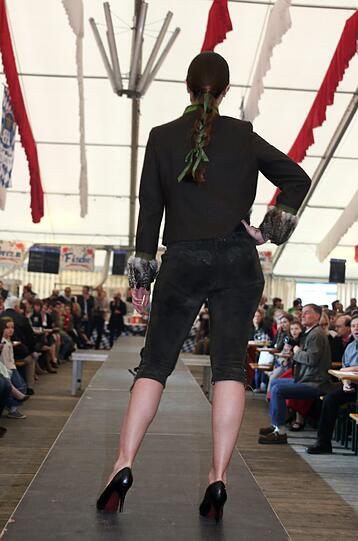 Trachtenmodenschau auf dem 27. Haderner Dorffest. Die Bilder.