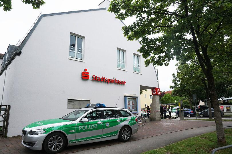 Die Polizei fahndet nach einem Überfall auf eine Stadtsparkasse nach dem Täter. Der Mann ist auf der Flucht.