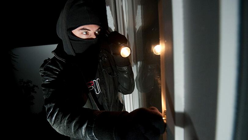 Die Männer machten sich an der Tür zu schaffen. (Symbolbild) Die Männer machten sich an der Tür zu schaffen. (Symbolbild)