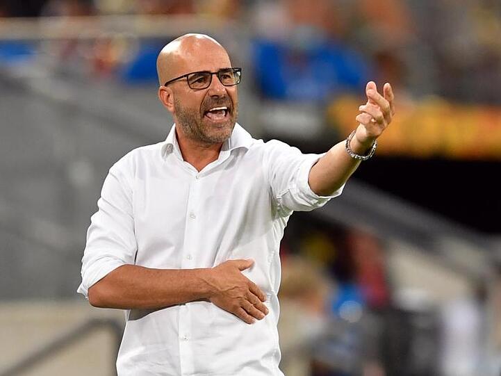 Leverkusen-Trainer Peter Bosz trieb seine Mannschaft von der Seitenlinie an.