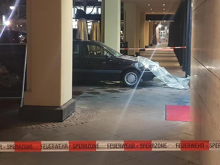 Die Räuber erbeuteten Uhren und Schmuck und flüchteten zu Fuß.