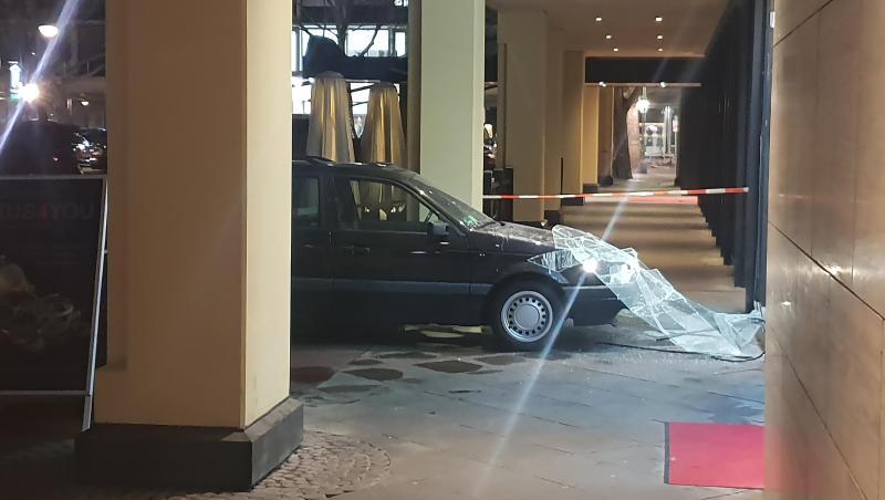 Die Räuber erbeuteten Uhren und Schmuck und flüchteten zu Fuß. Die Räuber erbeuteten Uhren und Schmuck und flüchteten zu Fuß.