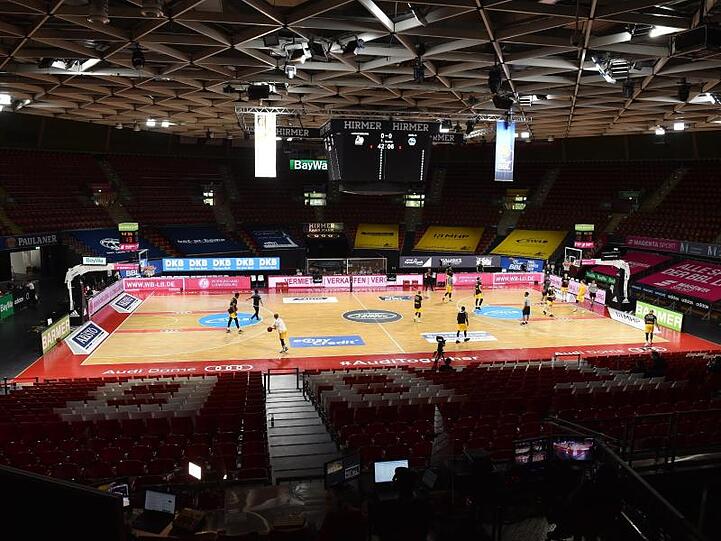 Die Mannschaften wärmen sich vor dem Finale auf. Foto: Christof Stache/AFP-Pool/dpa