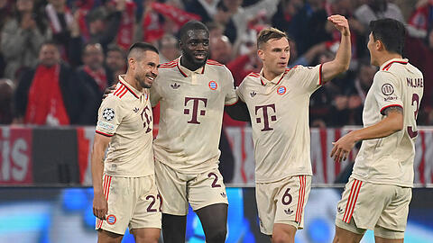 Teamwork makes the dream work – auch in der Defensive des FC Bayern. Mit mehr Unterstützung der Teamkollegen fällt das Verteidigen für Dayot Upamecano (2.v.l.) sowie Min-jae Kim (r.) wesentlich leichter.