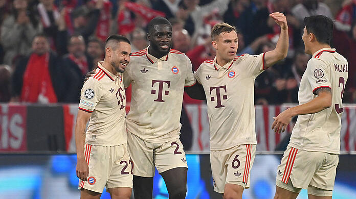 Teamwork makes the dream work – auch in der Defensive des FC Bayern. Mit mehr Unterstützung der Teamkollegen fällt das Verteidigen für Dayot Upamecano (2.v.l.) sowie Min-jae Kim (r.) wesentlich leichter.