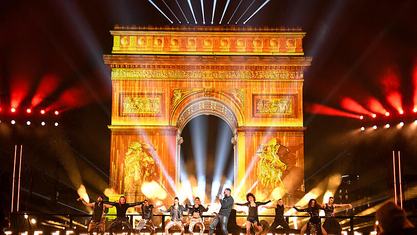 Gims bei einem Auftritt auf den Champs-Elysées in Paris am 1. Januar 2025.