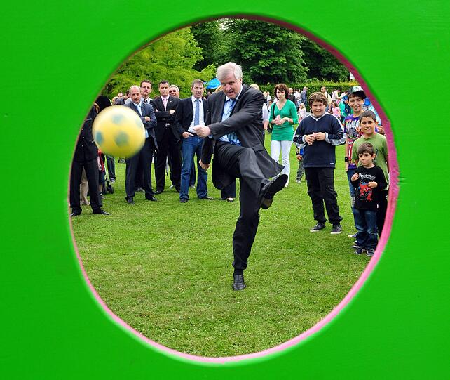 Bayerns Ministerpräsident Horst Seehofer schießt 2009 bei einem Kinderfest in Augsburg auf eine Torwand.