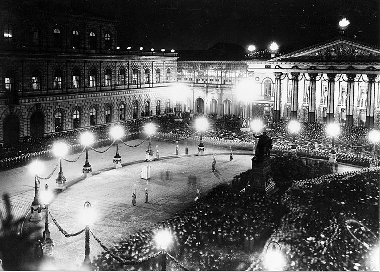 Der (von Siemens) elektrisch beleuchtete Max-Joseph-Platz.