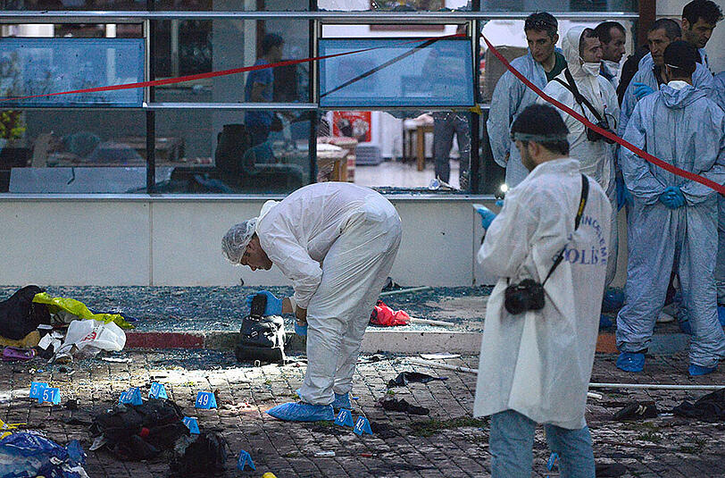 Nach der Explosion in Suruc sichern Polizisten spuren am Tatort.