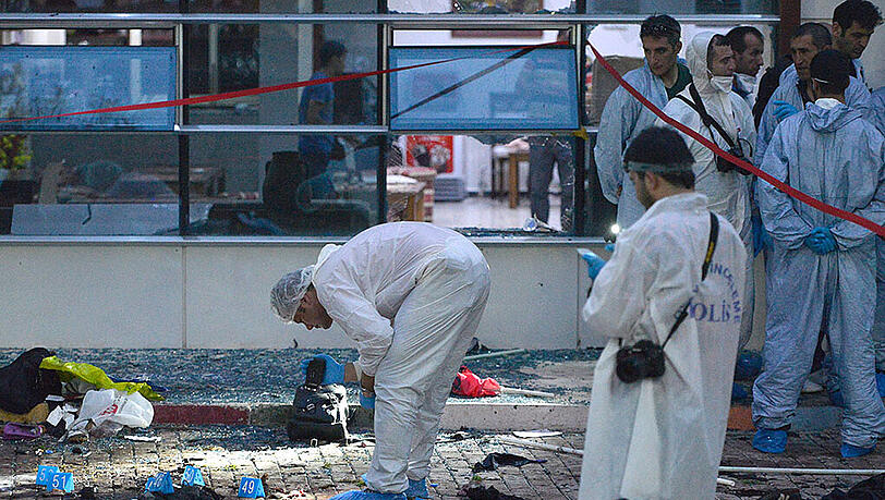 Nach der Explosion in Suruc sichern Polizisten spuren am Tatort. Nach der Explosion in Suruc sichern Polizisten spuren am Tatort.