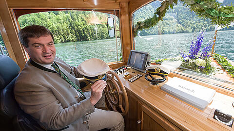 Markus Söder und sein neues Elektroboot. Es fährt auf dem Königssee.