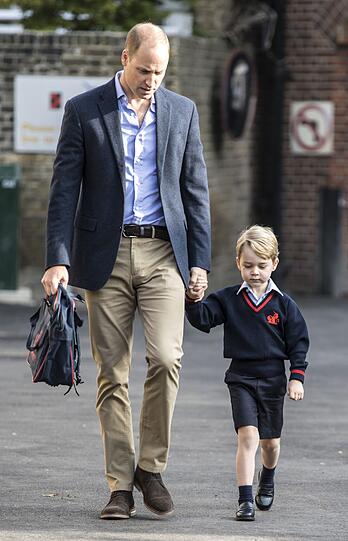 Prinz George und sein Vater Prinz William gehen zur Thomas's Battersea Schule