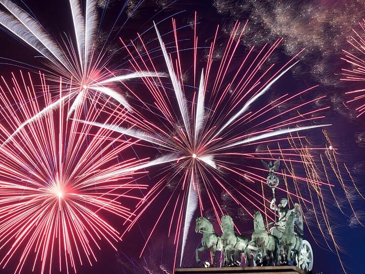 Feuerwerk während der größten Silvesterparty Deutschlands hinter dem Brandenburger Tor.