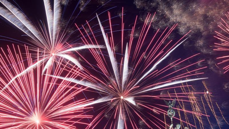 Feuerwerk während der größten Silvesterparty Deutschlands hinter dem Brandenburger Tor. Feuerwerk während der größten Silvesterparty Deutschlands hinter dem Brandenburger Tor.