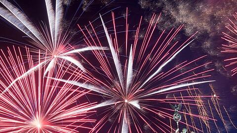 Feuerwerk während der größten Silvesterparty Deutschlands hinter dem Brandenburger Tor.