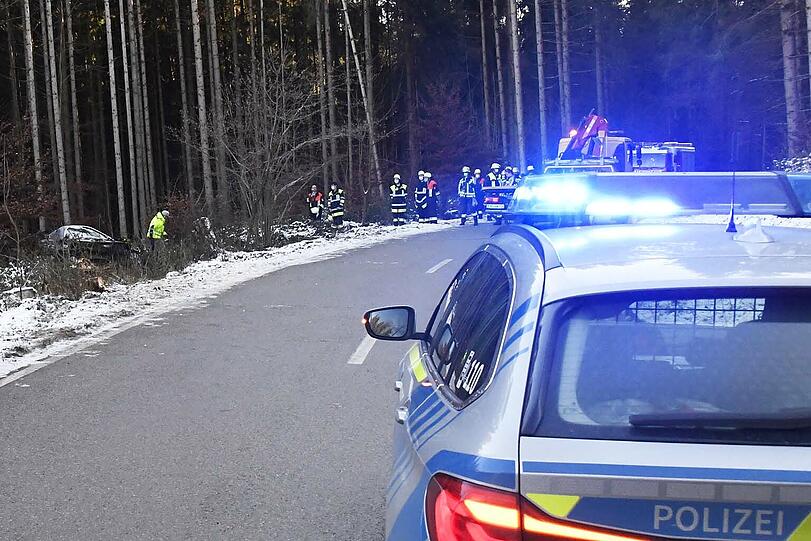 Die Bilder vom Unfallort auf der EBE 13. Die vier Insassen kamen glücklicherweise mit leichten Verletzungen davon.