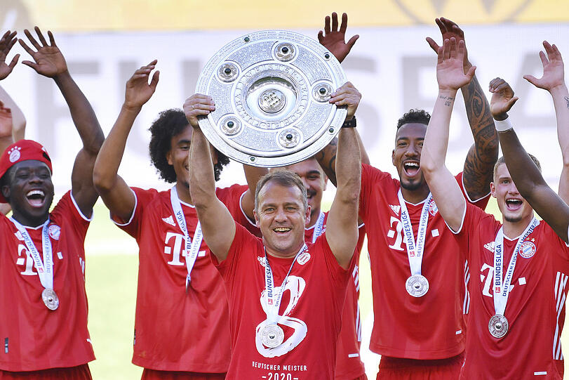 Titel Nummer eins von fünf: Hansi Flick mit der Meisterschale.