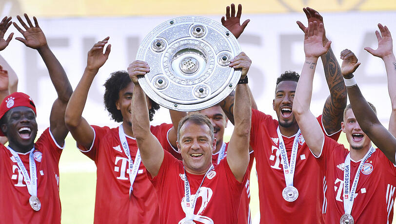 Hansi Flick mit der Meisterschale nach der Saison 2019/20.