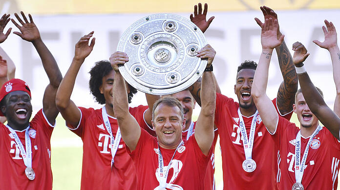 Hansi Flick mit der Meisterschale nach der Saison 2019/20.