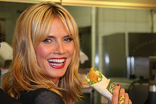 Zum Anbeißen: Supermodel Heidi Klum präsentiert einen Werbespot für Wraps, Christina, Wanda und Caro zeigen Mode.