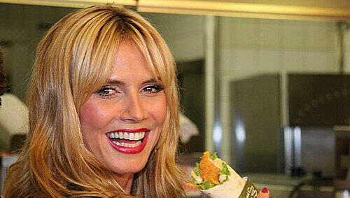 Zum Anbeißen: Supermodel Heidi Klum präsentiert einen Werbespot für Wraps, Christina, Wanda und Caro zeigen Mode. Zum Anbeißen: Supermodel Heidi Klum präsentiert einen Werbespot für Wraps, Christina, Wanda und Caro zeigen Mode.