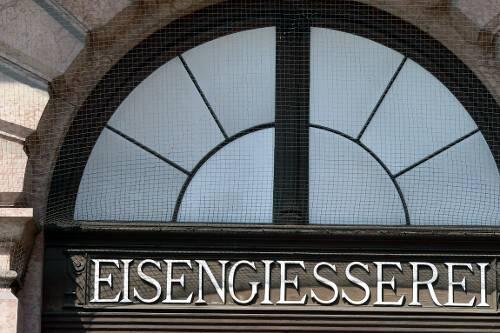 Eine Eisengießerei mitten in München? An welchem Geschäft mit einer langen Tradition finden Sie diesen Schriftzug?