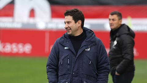 Argirios Giannikis steht am Spielfeldrand im Grünwalder Stadion.