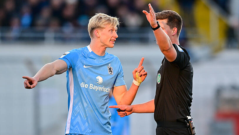 Raphael Schifferl verursacht einen Handelfmeter gegen Hansa Rostock. Raphael Schifferl verursacht einen Handelfmeter gegen Hansa Rostock.