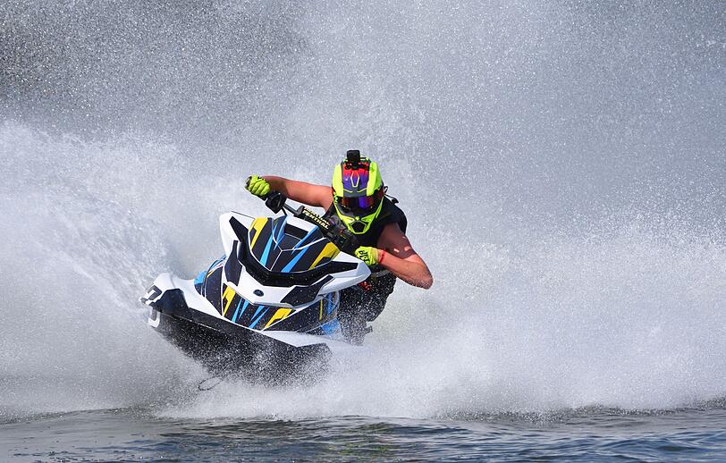 Auf dem Jetski sind hohes technisches Können, aber auch Mut und Risikobereitschaft gefragt. Auf dem Jetski sind hohes technisches Können, aber auch Mut und Risikobereitschaft gefragt.