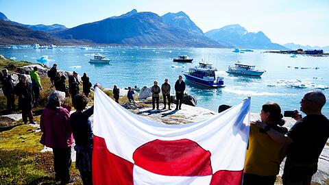 In Qoornoq wurden die Gäste von Einheimischen mit einer Fahne Grönlands begrüßt. In Qoornoq wurden die Gäste von Einheimischen mit einer Fahne Grönlands begrüßt.