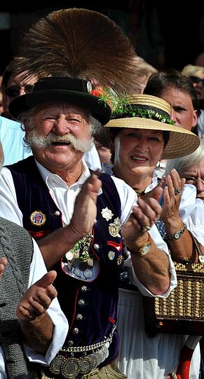 3,5 Millionen Gäste aus aller Welt: Zur Wiesn-Halbzeit wurden 3,4 Millionen Maß Bier getrunken. Bei den Münchnern war besonders der nostalgische Festbereich der &bdquo;Oidn Wiesn&ldquo; beliebt &ndash; etwa 200 000 Besucher waren dort schon zu Gast. Die Zwischenbilanz von Polizei und Rettungskräften fällt positiv aus.
