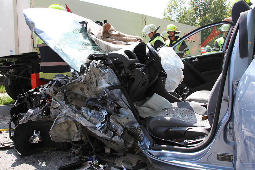 Schwerer Unfall bei Kraiburg - Bilder von der Unfallstelle