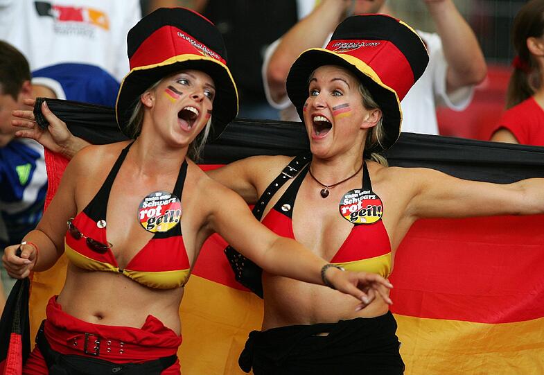 Egal ob im passenden Deutschland-Bikini oder ...
