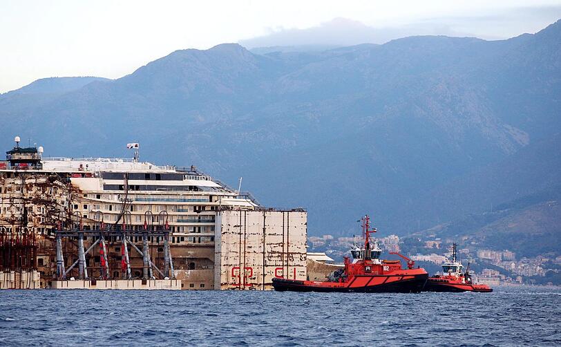 Die knapp viertägige Reise vom Unglücksort vor der Insel Giglio verlief für die "Costa Concordia", ihre vier Schlepper und zehn Begleitschiffe ohne größere Probleme.