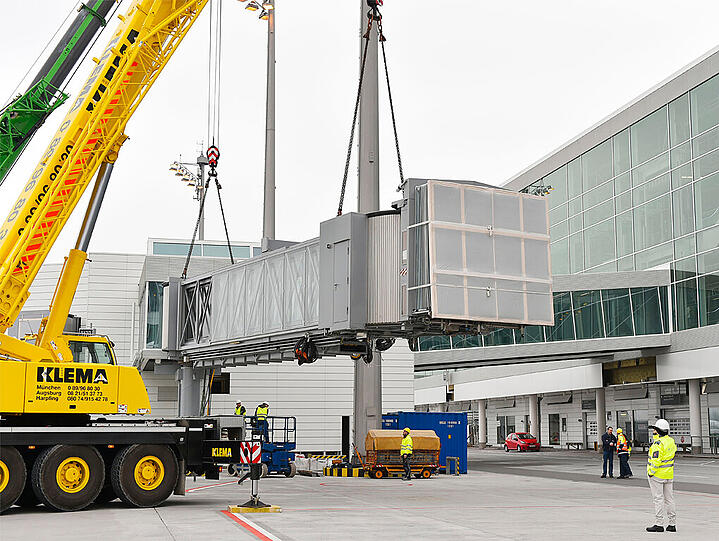 Die ersten beiden Fluggastbrücken des neuen Satelliten für das Terminal 2 am Flughafen München eingetroffen und wurden bereits an das Gebäude montiert.