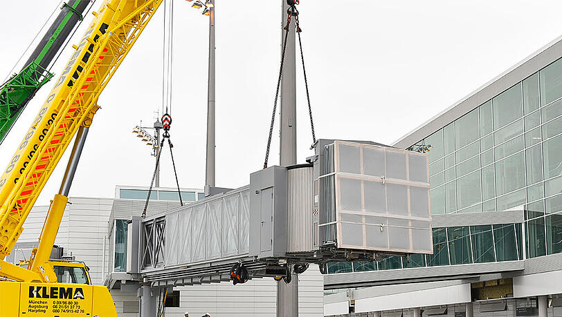 Die ersten beiden Fluggastbrücken des neuen Satelliten für das Terminal 2 am Flughafen München eingetroffen und wurden bereits an das Gebäude montiert. Die ersten beiden Fluggastbrücken des neuen Satelliten für das Terminal 2 am Flughafen München eingetroffen und wurden bereits an das Gebäude montiert.
