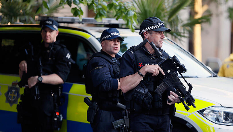 Die Polizei hat dreizehn Männer im Zusammenhang mit dem Manchester-Attentat festgenommen. Die Polizei hat dreizehn Männer im Zusammenhang mit dem Manchester-Attentat festgenommen.