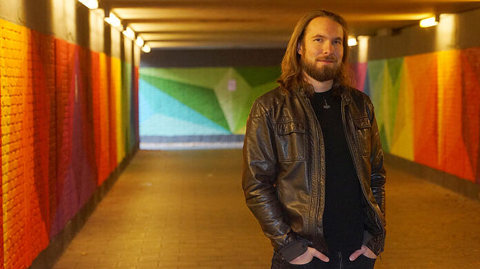 Künstler Marco Reinhardt hat die triste Unterführung an der Landshuter Allee auf der Höhe der Hübnerstraße mit viel Farbe versehen.