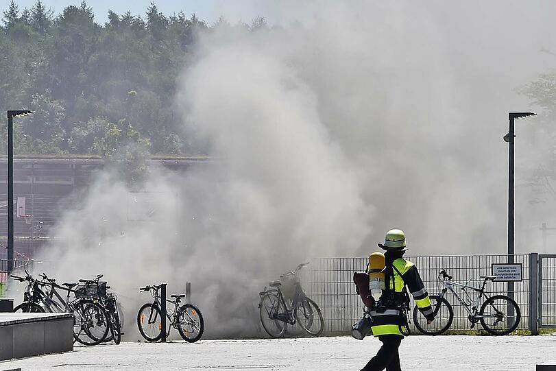 In der Garage des Gymnasiums brannten drei Autos. Die Bilder vom Feuerwehreinsatz.
