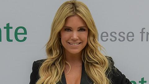 Mit blonder Wellenmähne kennt man Moderatorin Sylvie Meis. Für ein Fotoshooting ließ sie sich jetzt umstylen.