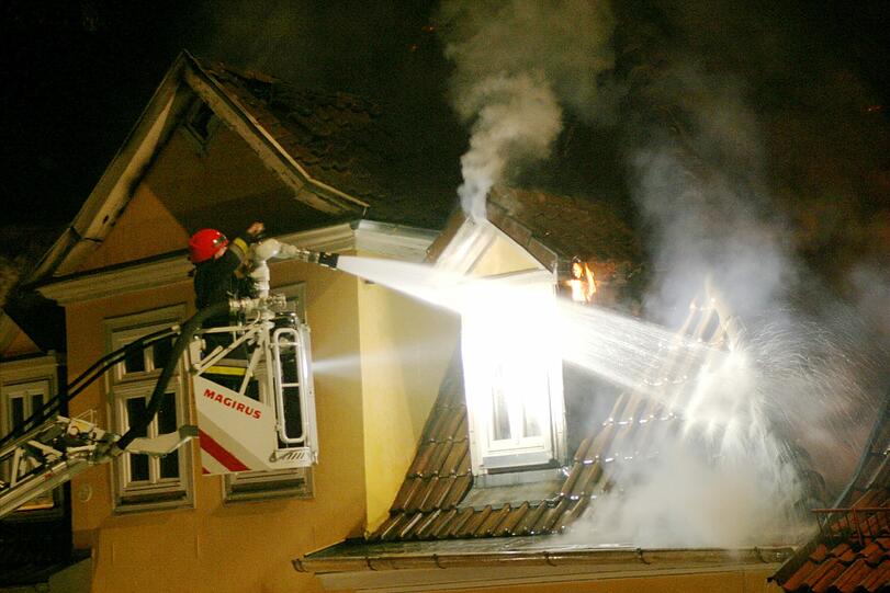 Großbrand in der historischen Altstadt von Coburg: brennender Dachstuhl.