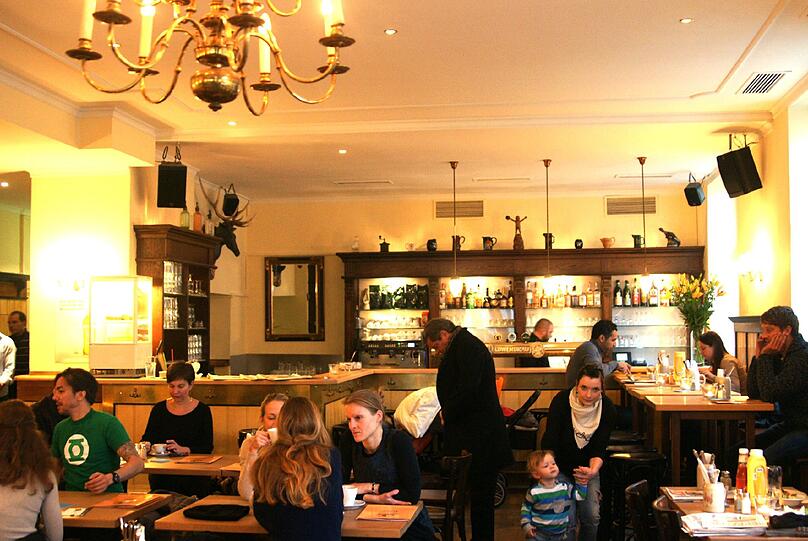Im &bdquo;Friedl&ldquo; in der Friedrichstraße 27 ist es einen Tick heller als im ehemaligen &bdquo;Egger Schwabing&ldquo;. Dafür sorgen etwa die alten Lüster an der Decke.