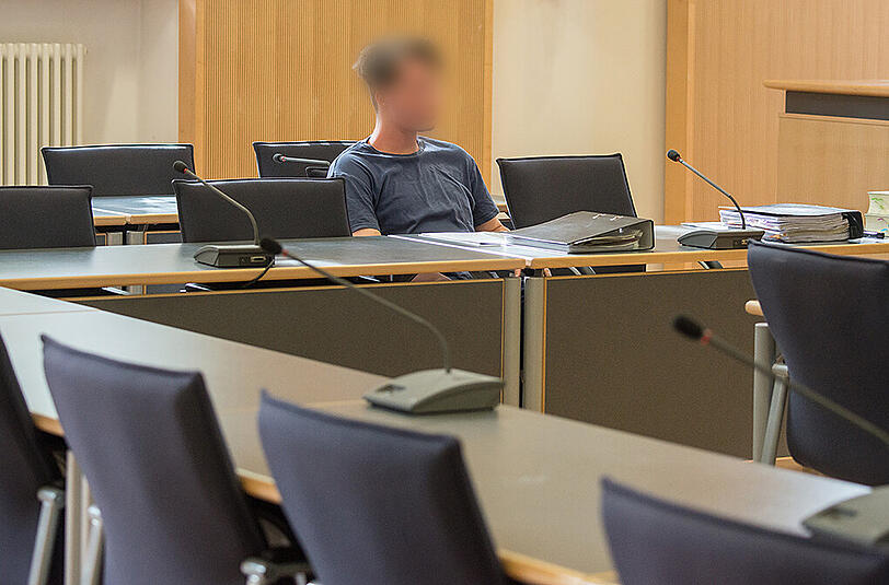 Prozess gegen falschen Schönheitschirurgen: Der Angeklagte Christian B. sitzt im Gerichtssaal des Landgerichts in Regensburg.