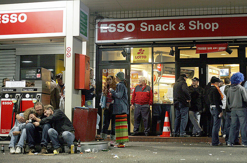 Saufgelage wie hier vor einer Tankstelle auf der Reeperbahn sollen mit dem Verbot verhindert werden.
