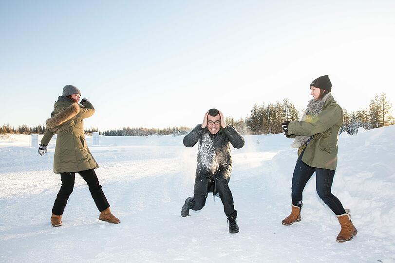 Alle auf einen, oder besser: Natalia Wörner und Anneke Kim Sarnau auf Erol Sander bei der Schneeballschlacht.